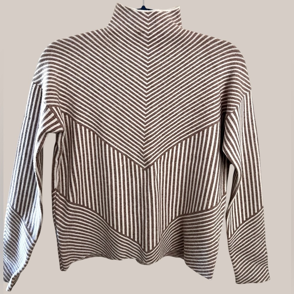 Tahari Women’s Sweater Stretch Long Sleeve Tan White Stripe Small EUC